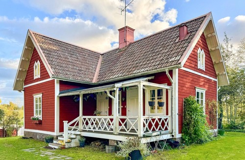 Vaddo House | Pure idyll awaits you in this cosy holiday home directly on the Vaddö Canal.