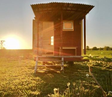 Horby Bed & Breakfast | Röda Vagnen Nostalgi och natur i unik cirkusvagn