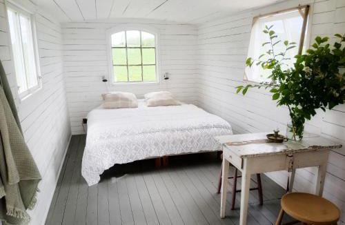 Horby Bed & Breakfast | Röda Vagnen Nostalgi och natur i unik cirkusvagn