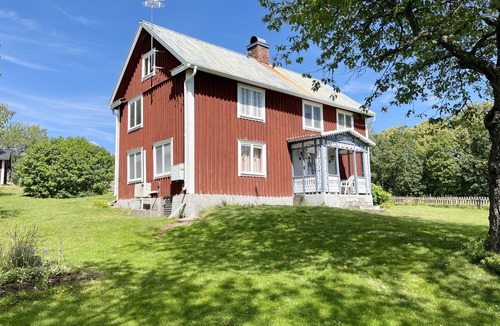 Jarnforsen Ski Chalet | Red cottage located close to forest and land outside Virserum | SE05066