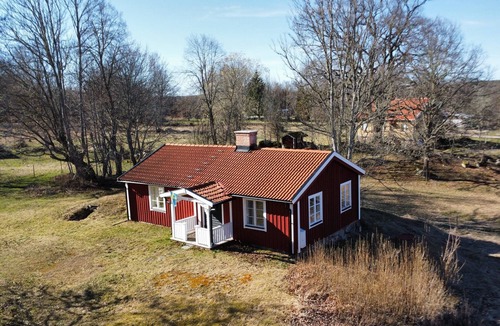 Fagelfors House | Red Sweden vacation home in Småland by the lake