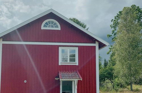 Hjalmaryd House | Red wooden cabin in Småland with unexplored forest