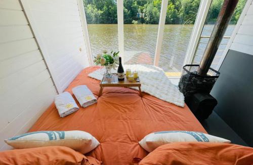 Edsvalla Boat Rental | Relax husbåt
