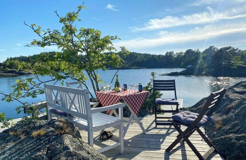 Tvedestrand Apartment | Renovated boathouse from 1960 by the sea in Borøya