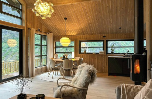 Jolster House | Renovated cabin with views over Breimsvatnet