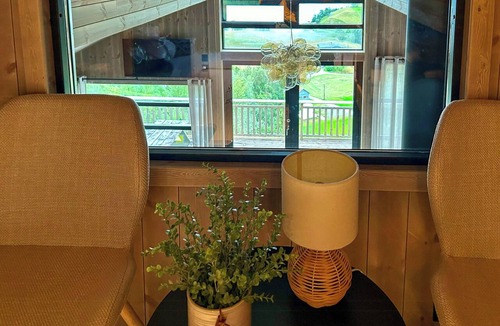 Jolster House | Renovated cabin with views over Breimsvatnet