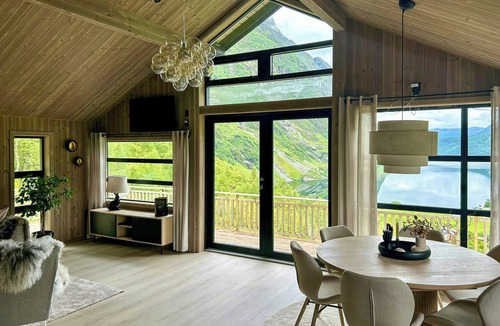 Jolster House | Renovated cabin with views over Breimsvatnet
