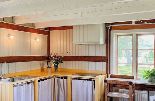 Alingsas House | Renovated cottage by Lake Rydbos