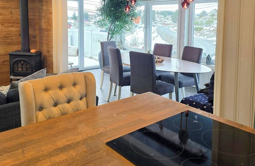 Hernar House | Renovated cottage with starry sky on Hellesøy