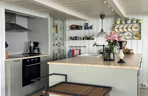 Rissa House | Restored 1950s cabin five metres from the shore