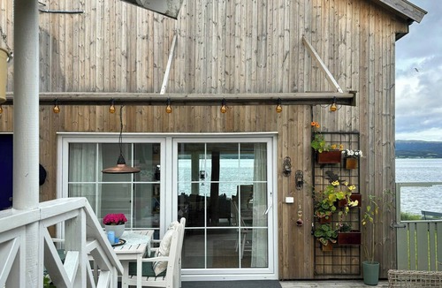 Rissa House | Restored 1950s cabin five metres from the shore
