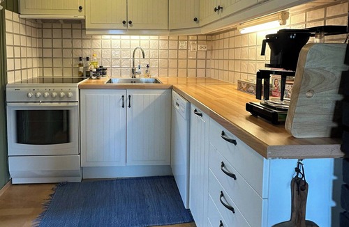 Fidjeland House | Retro cabin in scenic Sinnes location