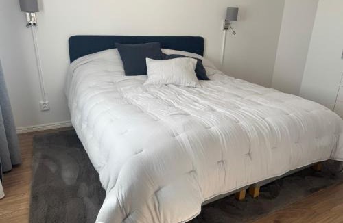 Rimbo Apartment | Rimbo - Lägenhet med balkong och utsikt mot parken