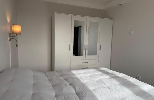 Rimbo Apartment | Rimbo - Lägenhet med balkong och utsikt mot parken