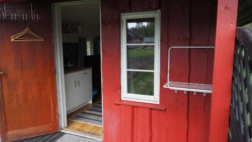 Vegarshei House | Riverside Bliss - Cozy Cabin near Tvedestrand with WiFi and Deck