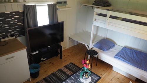 Vegarshei House | Riverside Bliss - Cozy Cabin near Tvedestrand with WiFi and Deck