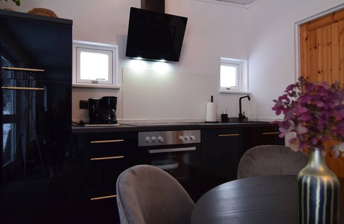 Frovi Cottage | Roan's Lodge – Surrounded by nature - Close to Örebro