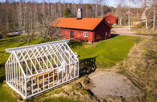 Ljungsarp Cottage | Romantic cottage with greenhouse near Isaberg!