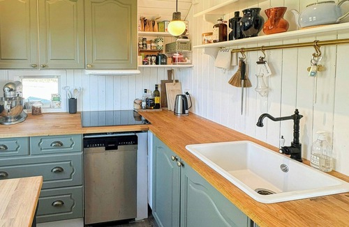 Vestre Amoy House | Romantic country cabin with fjord views on Åmøy
