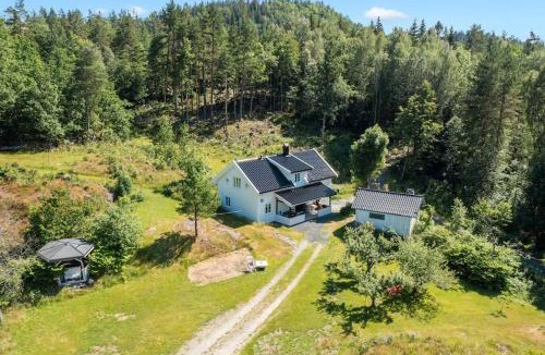 Bamble House | Romantic farmhouse with idyllic garden