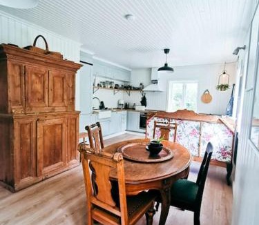 Bamble House | Romantic farmhouse with idyllic garden