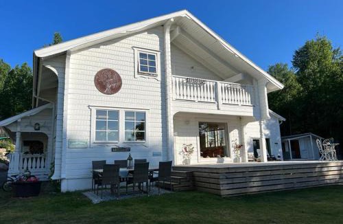 Vallsjobol House | Romantic Lakeview Guesthouse in Swedish Nature