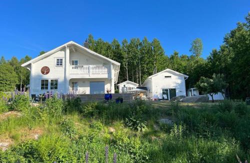 Vallsjobol House | Romantic Lakeview Guesthouse in Swedish Nature