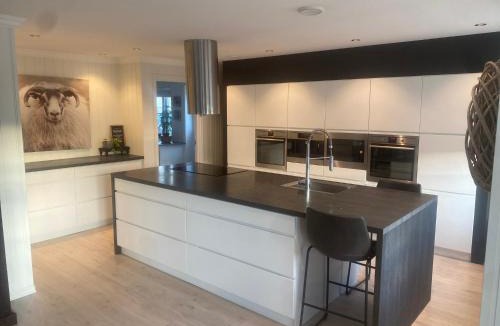 Gressvik House | Romslig hus med jacuzzi, spillrom og stor terrasse