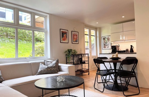 Arstad Apartment | Romslig leilighet med terrasse og hage!