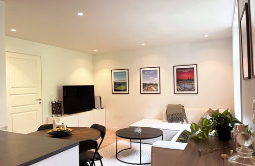 Arstad Apartment | Romslig leilighet med terrasse og hage!
