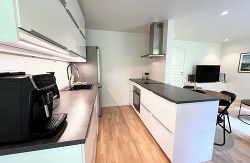 Arstad Apartment | Romslig leilighet med terrasse og hage!
