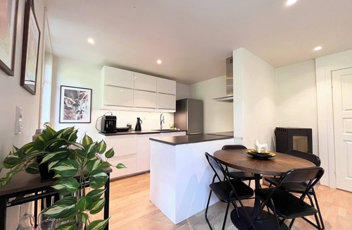 Arstad Apartment | Romslig leilighet med terrasse og hage!