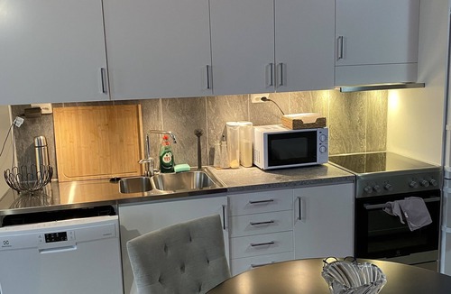 Knivsta Apartment | Room King siz Bed 5 Min Train Arlanda 17 min