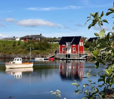 Brønnøy Apartment | Rorbu Brønnøysund - høy standard - fantastisk havutsikt - privat brygge