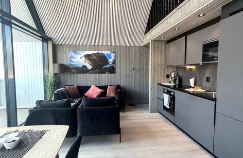 Henningsvaer Apartment | Rorbuleilighet i toppetasjen i Henningsvær