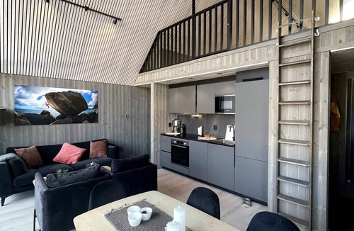 Henningsvaer Apartment | Rorbuleilighet i toppetasjen i Henningsvær