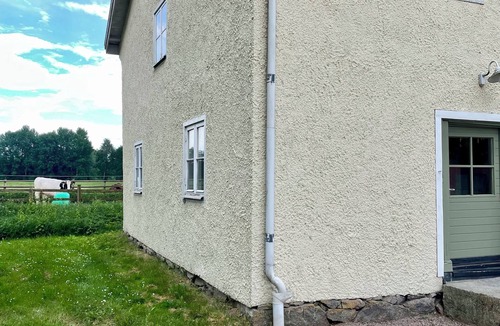 Ingelstad Apartment | Rustik Lägenhet Hem Nära Sjö och Natur med Värmande Karmin