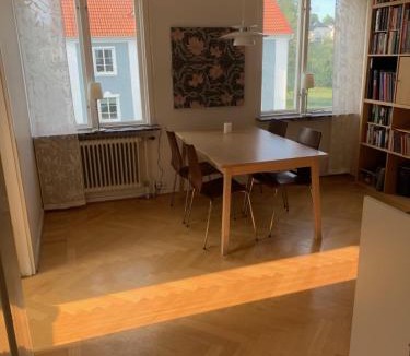 Herrang Apartment | Rymlig ljus lägenhet i lugnt område nära centrum