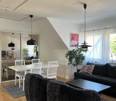 Limhamn Apartment | Rymlig och modern lägenhet i villa. Perfekt för familjer. Med parkering.