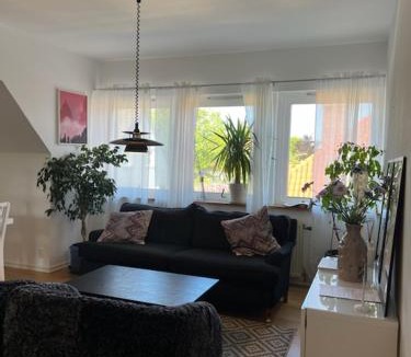 Limhamn Apartment | Rymlig och modern lägenhet i villa. Perfekt för familjer. Med parkering.
