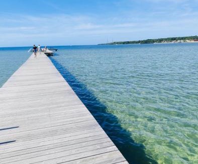 Hallevik Apartment | RYMLIG RENOVERAD GÄSTBOSTAD med egen ingång nära stranden i HÄLLEVIK