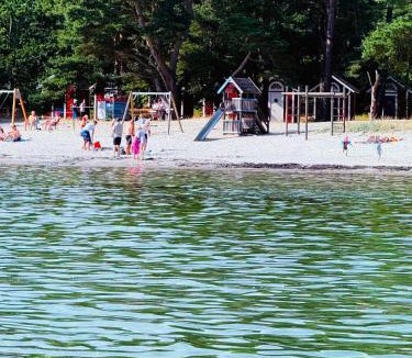 Hallevik Apartment | RYMLIG RENOVERAD GÄSTBOSTAD med egen ingång nära stranden i HÄLLEVIK