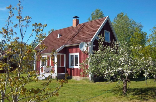 Klavrestrom House | Sailor house red holiday home near lake and golf course with boat in village location