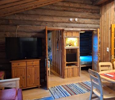 Syote House | Satu, kahden makuuhuoneen kelomökki, lukuisten polkujen, polkupyöräreitin sekä kalaisan tunturilammen vieressä