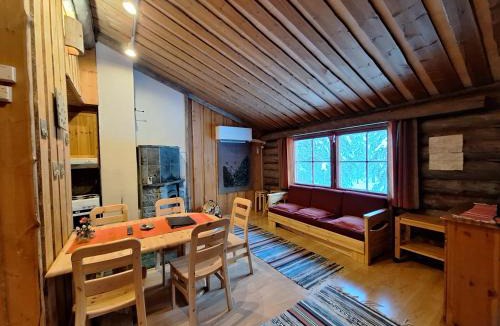 Syote House | Satu, kahden makuuhuoneen kelomökki, lukuisten polkujen, polkupyöräreitin sekä kalaisan tunturilammen vieressä