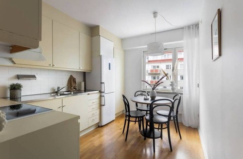 Hallonbergen Apartment | Scandi apartment, washer, metro 30s