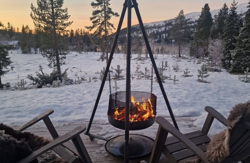 Verdal Cabin | Scenic Cabin by Lake Innsvatnet with Jacuzzi.