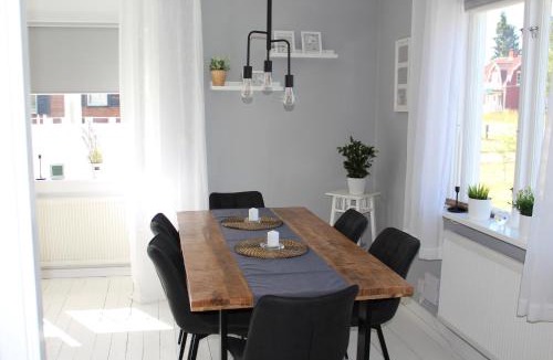 Maleras House | Schönes schwedisches Cottage in Seenähe mitten im Glasreich