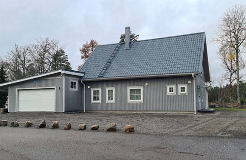 Alsterbro House | Schweden-Auszeit: Lake Lodge mit Wintergarten, Sauna, Kamin & Boot direkt am See