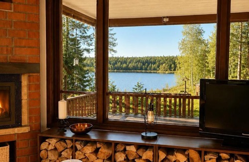 Svarvaremala House | Schwedenmagie Exklusives Schwedenhaus am See mit Boot und Gästehaus